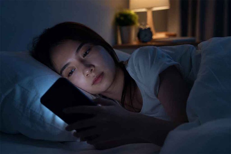 what happens if you use your phone before bed every night