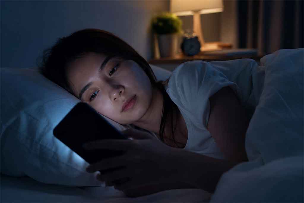 what happens if you use your phone before bed every night